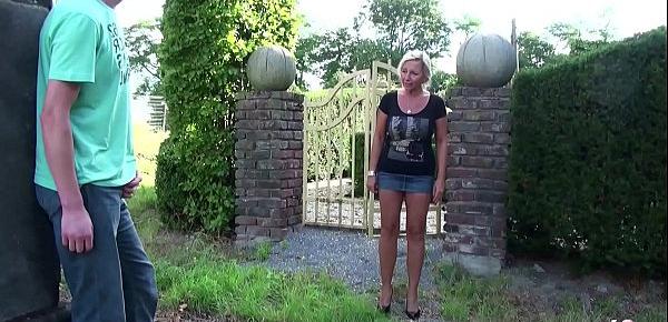  German Mother - Stief Mutter erwischt Sohn beim wichsen im Garten und fickt